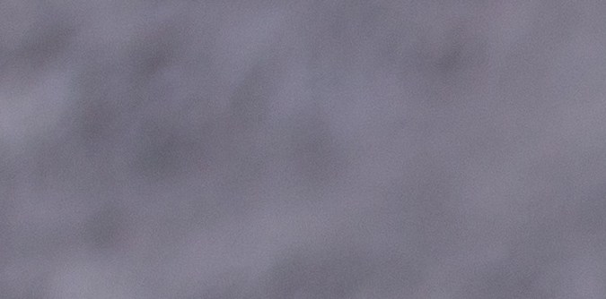 Plato de carne sobre fondo negro.