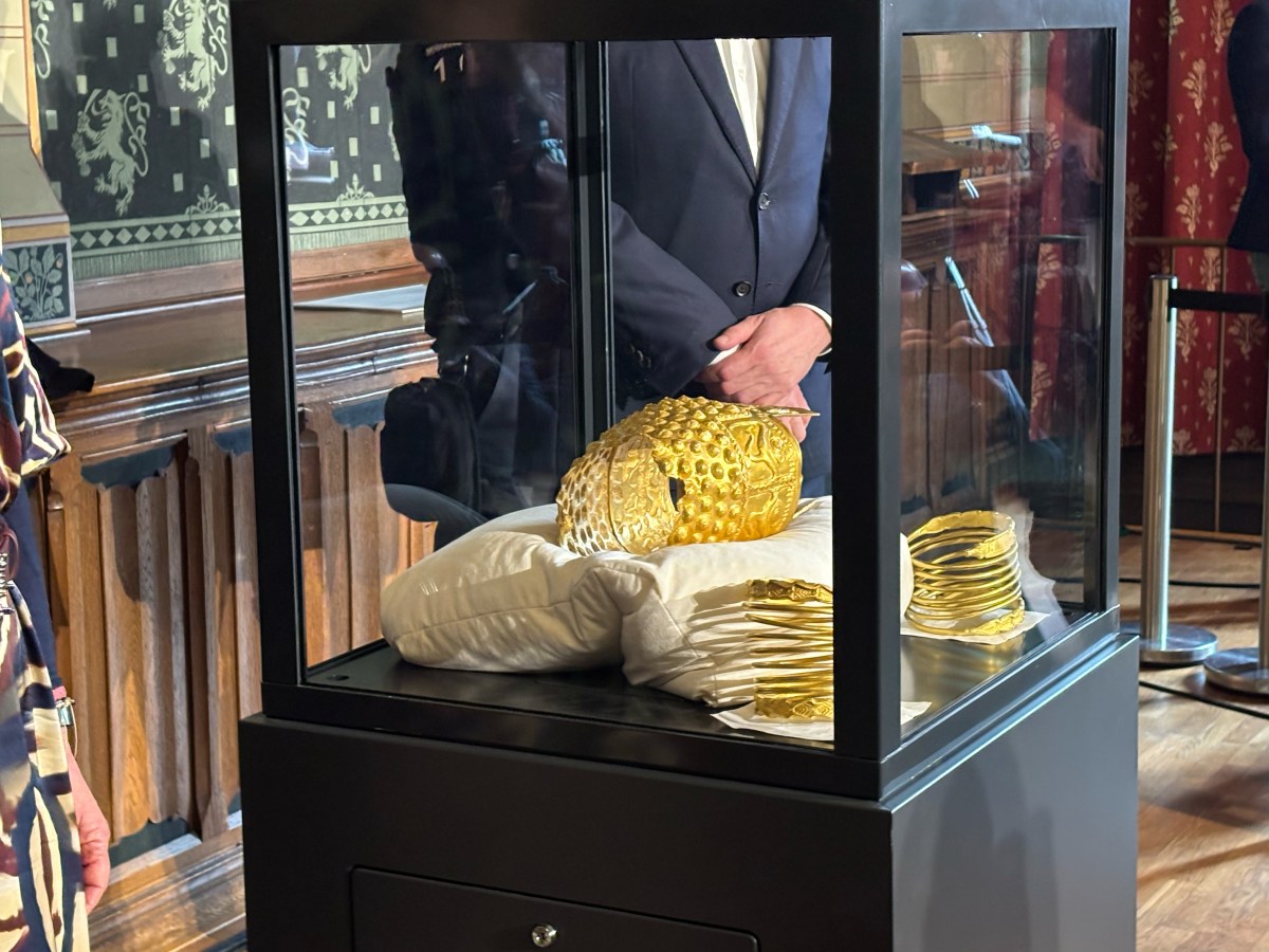 Detective encuentra casco romano de oro de 2,500 años de antigüedad robado el año pasado