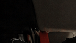 Conductor de camión maneja un tráiler desde la cabina mientras circula por una carretera en Estados Unidos.