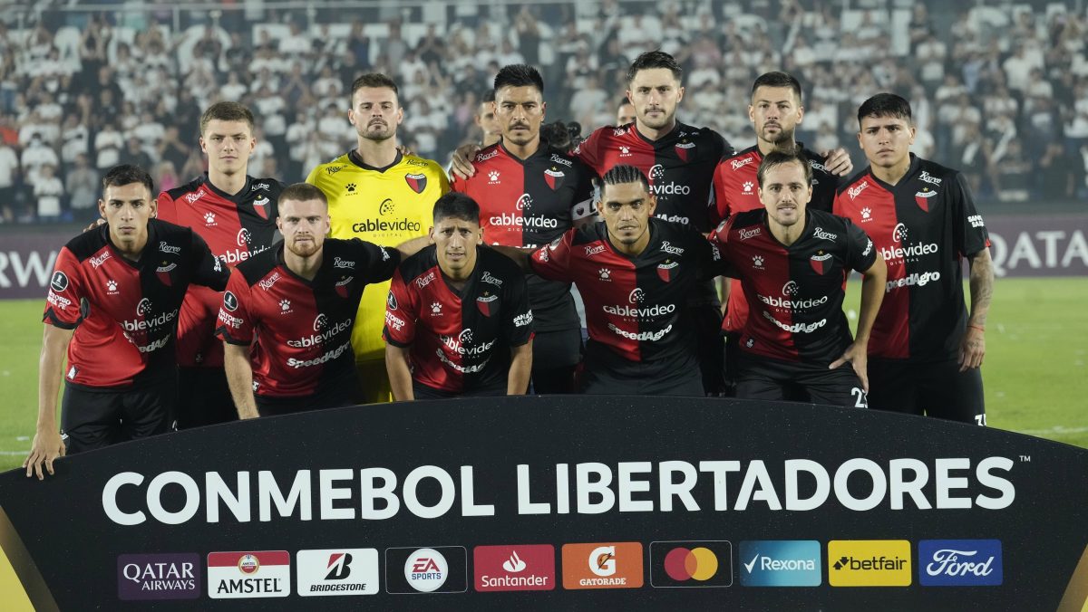 Futbolista argentino presenta a su novio en video durante entrevista
