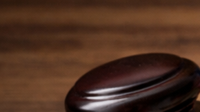 Documentos de divorcio con anillos, dinero en efectivo y calculadora que representan el costo de separarse en Estados Unidos