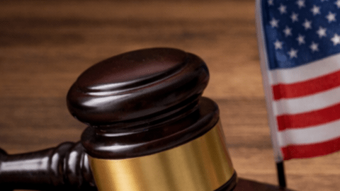 Documentos de divorcio con anillos, dinero en efectivo y calculadora que representan el costo de separarse en Estados Unidos