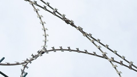 Más de 13,000 migrantes legales en EE.UU. enfrentan deportaciones a terceros países