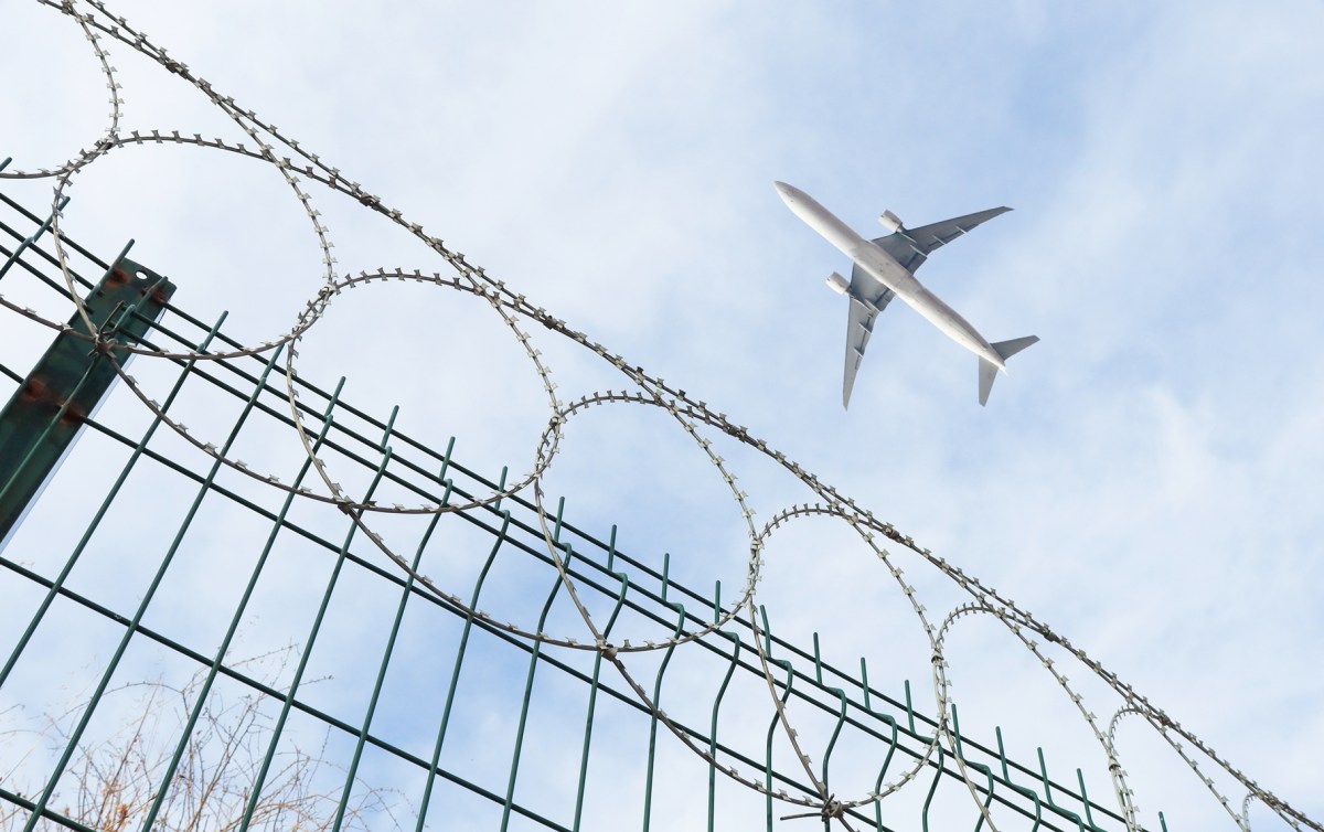 Más de 13,000 migrantes legales en EE.UU. enfrentan deportaciones a terceros países