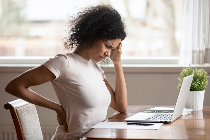 Las largas horas en una silla, especialmente durante el trabajo, es una forma de sedentarismo que se traduce en riesgo de diabetes y complicaciones.