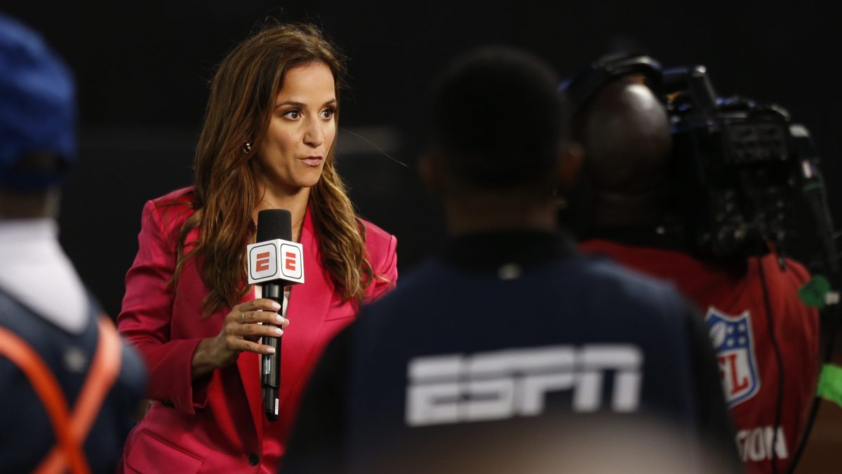 Despiden a reportera de NFL Crissy Froyd por burlarse de Dianna Russini y sus fotos con coach de New England Patriots