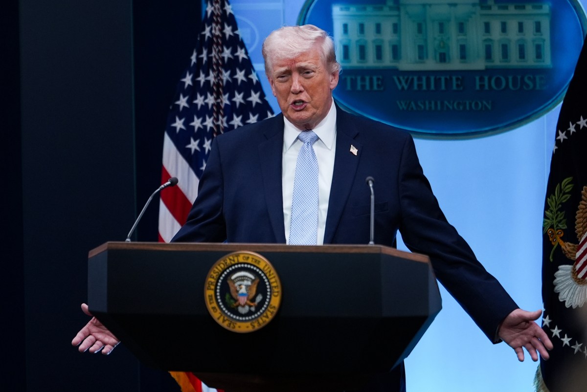 Trump afirma que los iraníes “quieren oír bombas” para lograr su libertad