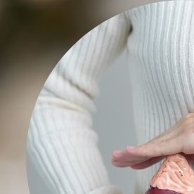 Imagen de un hombre comiendo carne y una imagen al lado de un riñón.