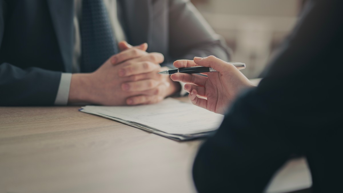 Personas que buscan empleo pagan miles de dólares a reclutadores solo para conseguir entrevistas