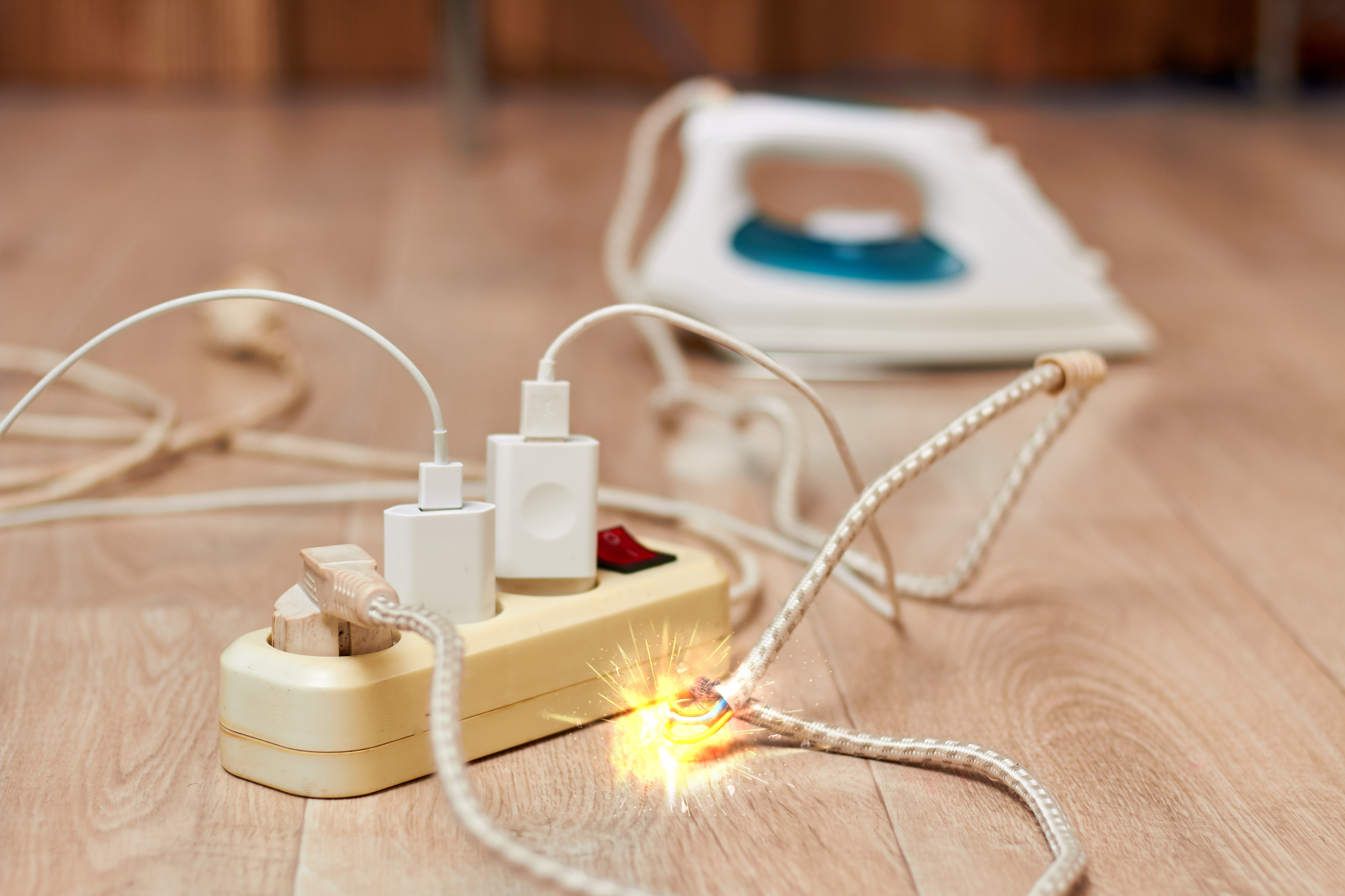 5 aparatos que jamás debes conectar a una extensión de corriente