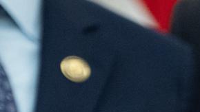 El presidente de Estados Unidos, Donald J. Trump, responde a preguntas de la prensa durante la firma de una orden ejecutiva.
