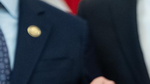 El presidente de Estados Unidos, Donald J. Trump, responde a preguntas de la prensa durante la firma de una orden ejecutiva.