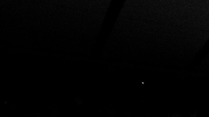 El público observa al noruego Casper Ruud enfrentarse al español Rafael Nadal en la pista Philippe Chatrier —conocida como la pista central—, durante el partido final del torneo de tenis del Abierto de Francia en el estadio Roland Garros, el 5 de junio de 2022 en París.