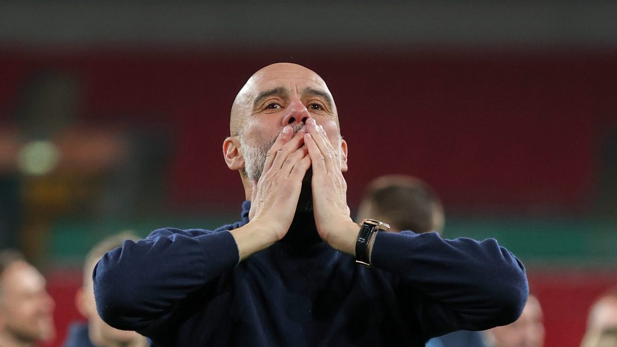 El Manchester City celebra los 10 años de Pep Guardiola como DT con exclusiva línea de ropa