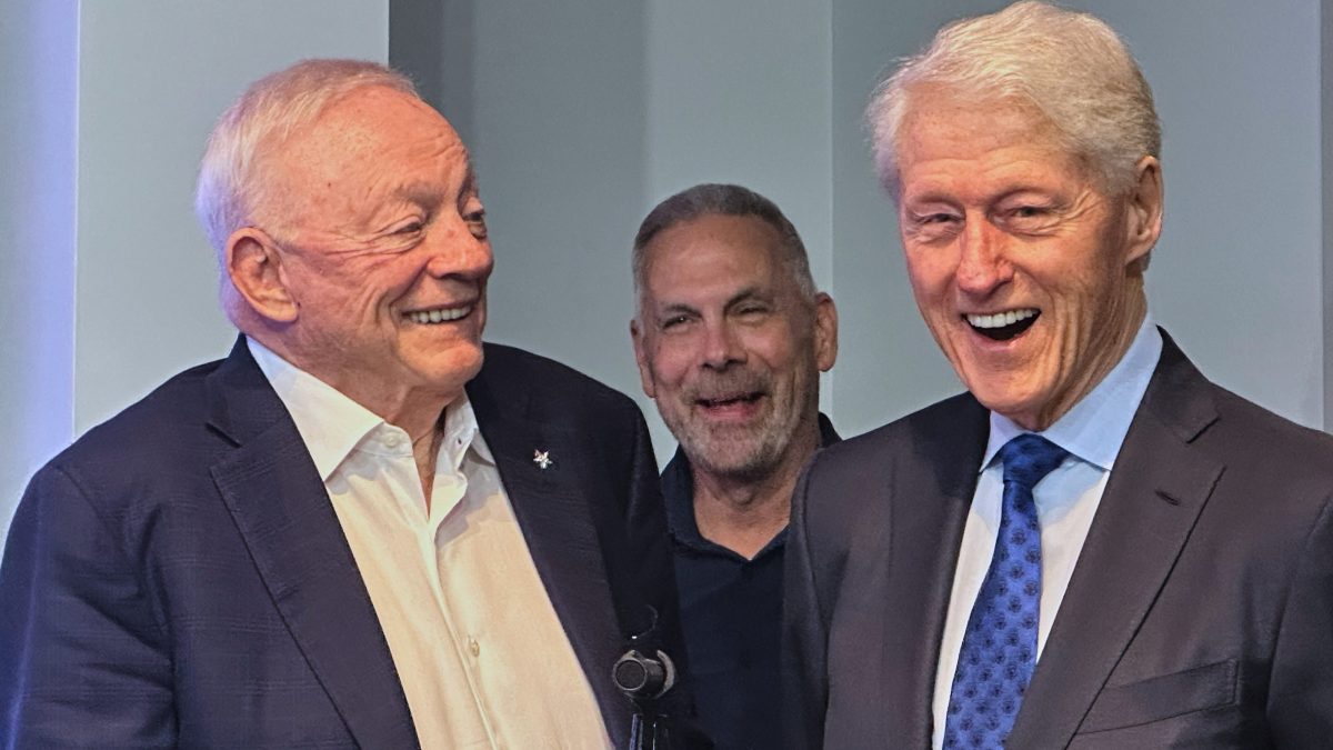 Jerry Jones, dueño de Dallas Cowboys, casi se cae tras aparición sorpresa del expresidente Bill Clinton