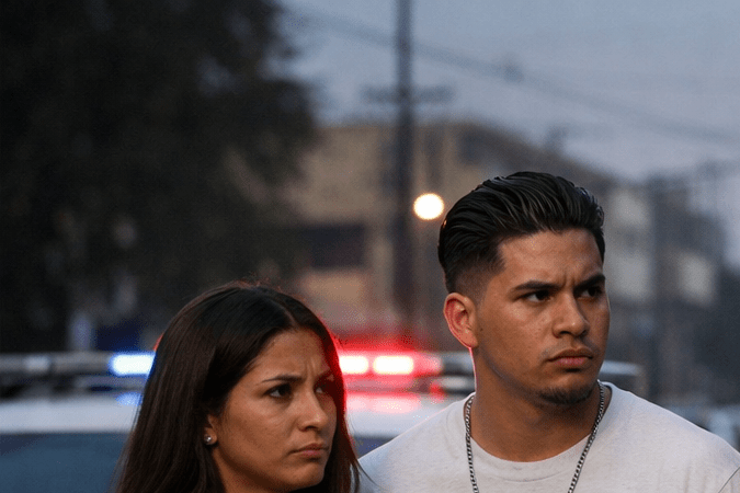 Grupo de personas latinas durante un control policial en una calle de Estados Unidos