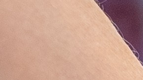 Mujer retirando leche de un estante.