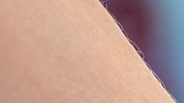 Mujer retirando leche de un estante.