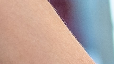 Mujer retirando leche de un estante.