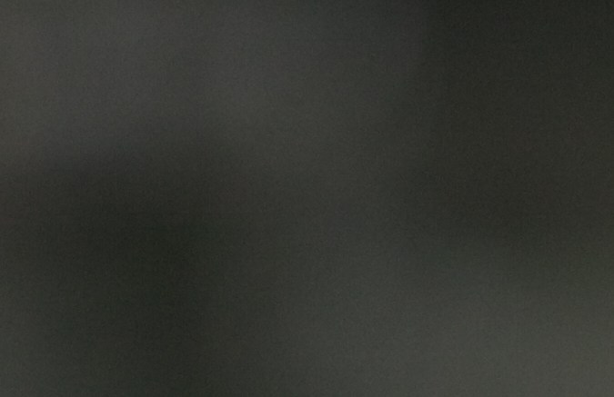 Botellas de leches en envases plásticos en línea de producción de una fábrica.