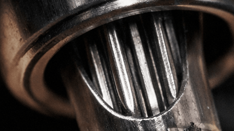 Aguja de tatuaje inyectando tinta en la piel junto a células del sistema inmunitario reaccionando