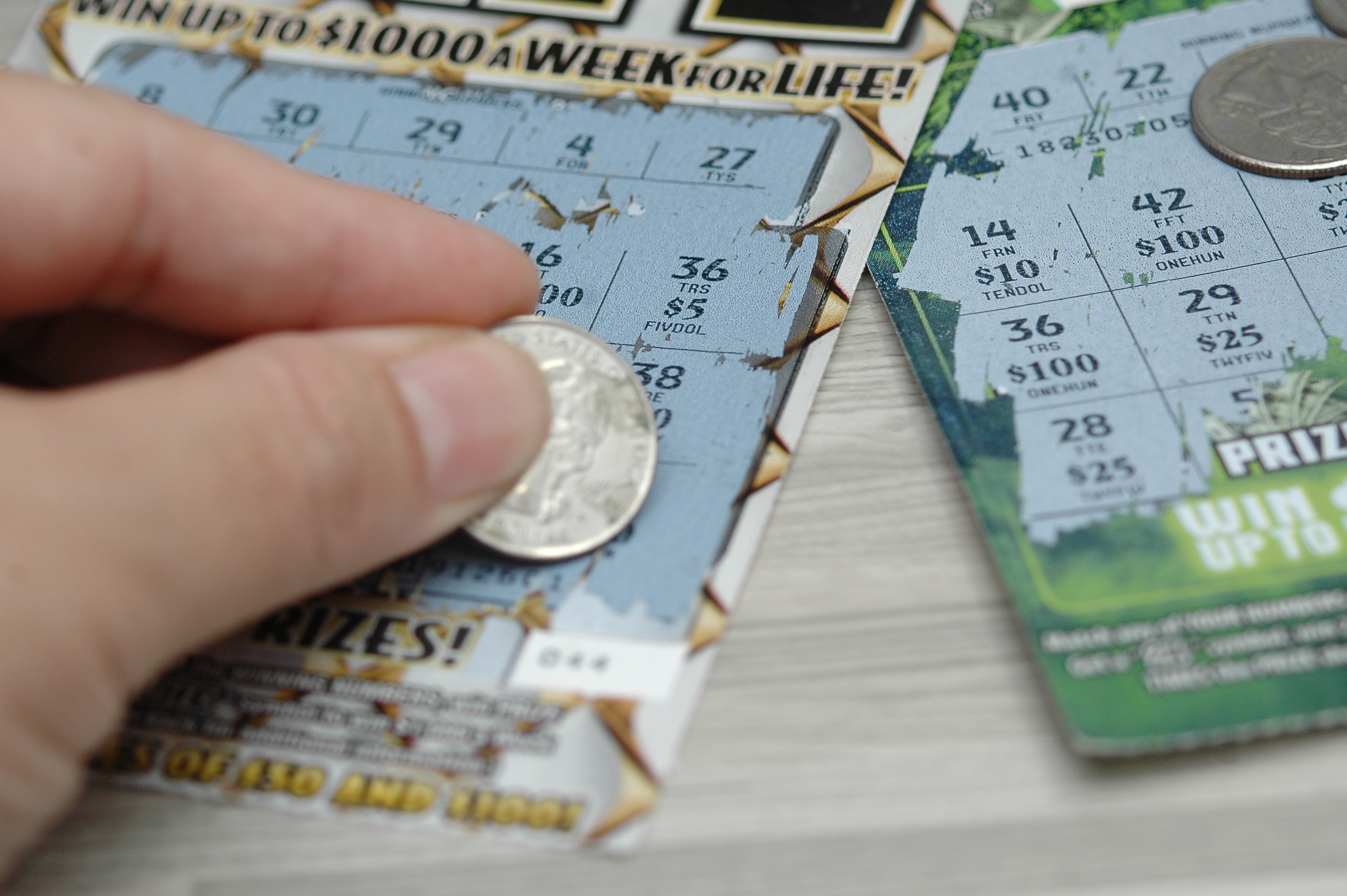 Hombre compra boleto de lotería por primera vez en su vida y gana $50,000