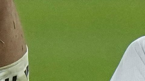 Kylian Mbappé, jugador del Real Madrid, yace en el césped tras lesionarse durante el partido de vuelta de los cuartos de final de la Liga de Campeones entre el Bayern de Múnich y el Real Madrid, disputado en Múnich, Alemania, el miércoles 15 de abril de 2026.