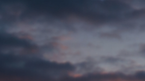avión despegando con skyline de Nueva York al atardecer en vuelo Londres Nueva York 2026