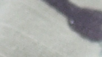 Esposa de militar seguirá bajo custodia de ICE.