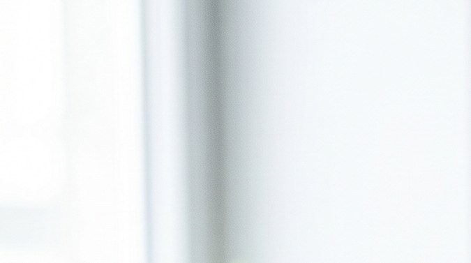 Mujer adulta descansando en un entorno luminoso y natural, asociada al cuidado de la salud íntima y equilibrio corporal.