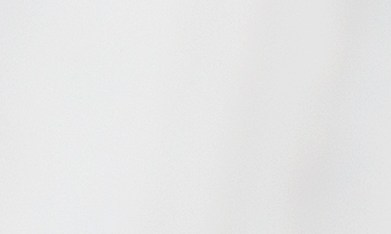 Plato de nuggets de pollo con salsa sobre mante a rayas.