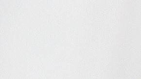 Plato de nuggets de pollo con salsa sobre mante a rayas.