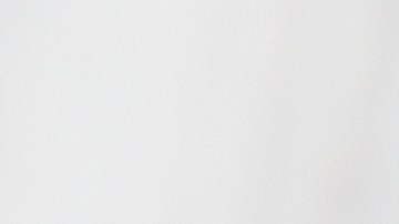 Plato de nuggets de pollo con salsa sobre mante a rayas.