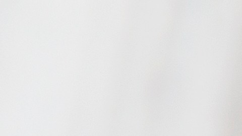 Plato de nuggets de pollo con salsa sobre mante a rayas.