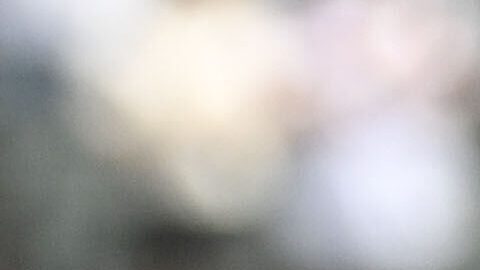 El exmánager de los Chicago White Sox, Ozzie Guillén, saluda a los aficionados antes de realizar el lanzamiento ceremonial de honor previo al partido de béisbol entre los Chicago White Sox y los Cleveland Guardians, el domingo 10 de agosto de 2025, en Chicago.