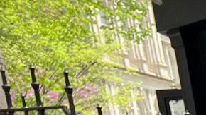 La hispana Liliana Hurtado (der.) participó este jueves en una manifestación en las afueras de la Alcaldía.