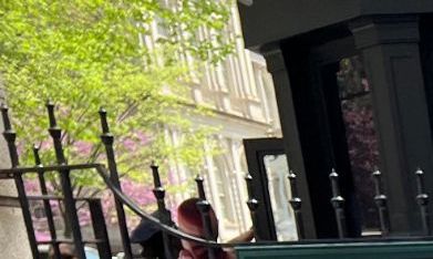 La hispana Liliana Hurtado (der.) participó este jueves en una manifestación en las afueras de la Alcaldía.