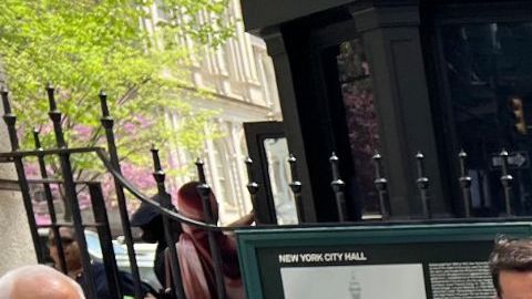 La hispana Liliana Hurtado (der.) participó este jueves en una manifestación en las afueras de la Alcaldía.