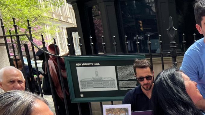 La hispana Liliana Hurtado (der.) participó este jueves en una manifestación en las afueras de la Alcaldía.