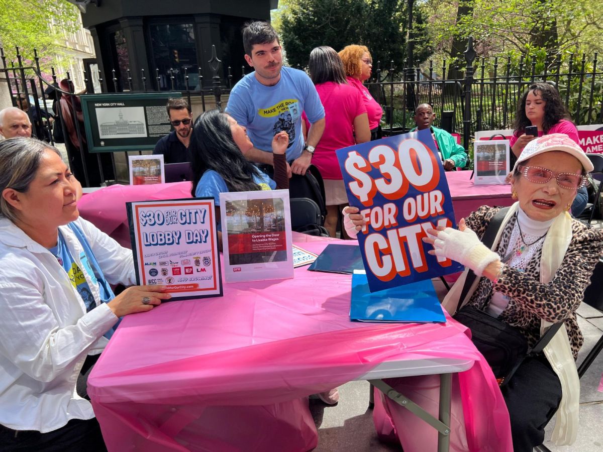 Propuesta de pago mínimo de $30 por hora para trabajadores NYC pone combustible a una alianza entre diversas cámaras comerciales