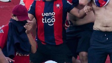Fotografía cedida por Derlis Martínez que muestra a aficionados de Cerro Porteño enfrentándose con la Policía de Paraguay durante el juego entre Olimpia y Cerro Porteño este domingo, en el estadio Defensores del Chaco, en Asunción.