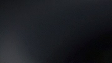 Dos pechugas de pollo acompañadas de espárragos sobre un plato negro.