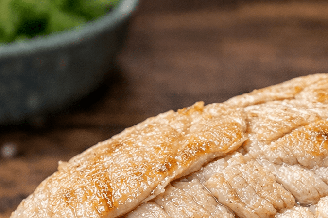Pechuga de pollo con textura fibrosa y aspecto gomoso en corte cercano