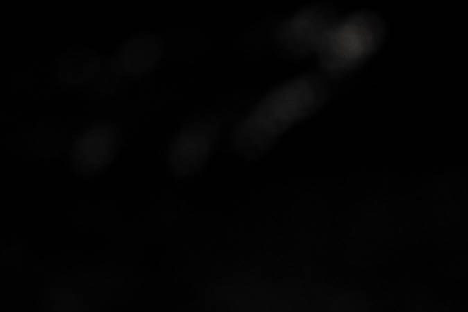 Queso sobre tabla de madera con semillas de granada