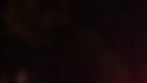 Hombre latino detenido en un control policial nocturno en Estados Unidos con luces de patrulla