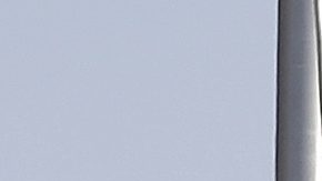 El exlinebacker de los Oakland Raiders, Rod Martin, hace un gesto tras encender una antorcha.