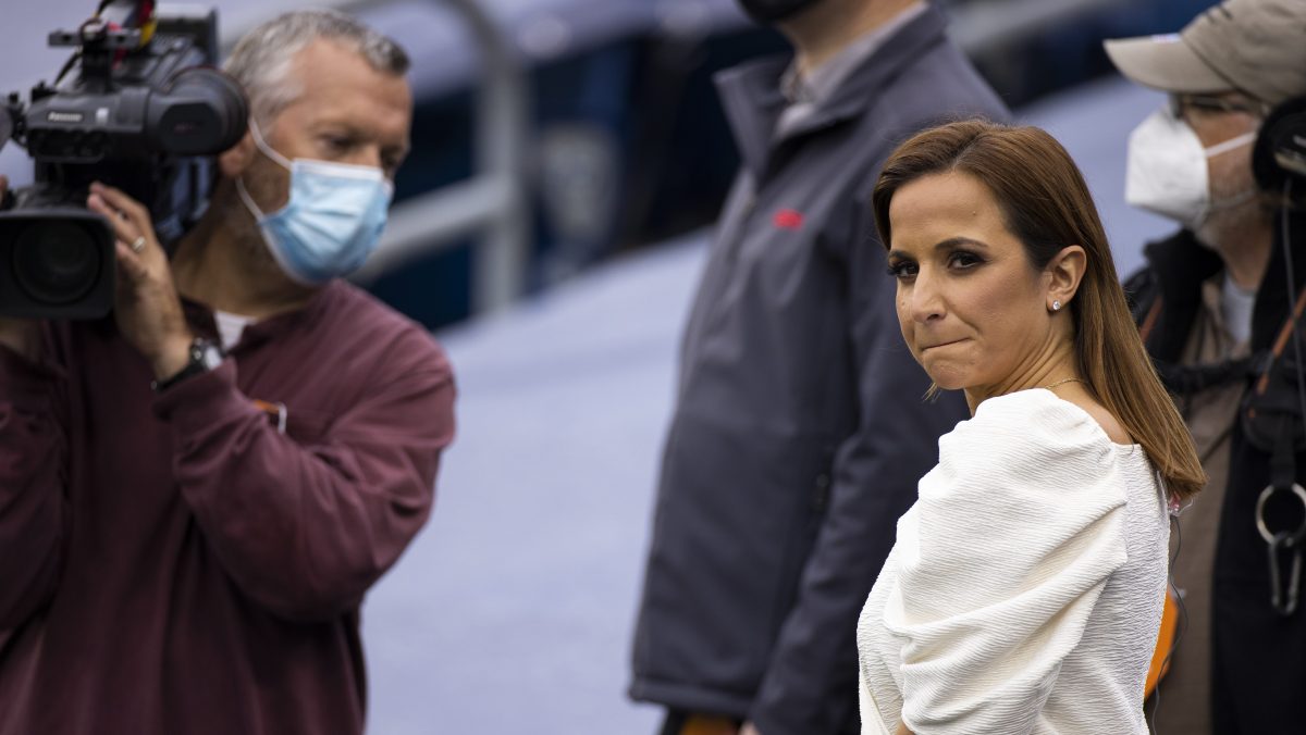 Reportera de NFL, Dianna Russini, rescata a anciano y perro de accidente en pleno escándalo por fotos comprometedoras