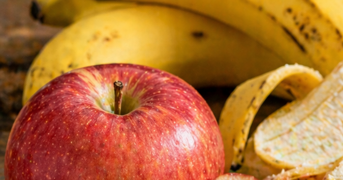Frutas frescas con licuadora en cocina para jugos y smoothies saludables