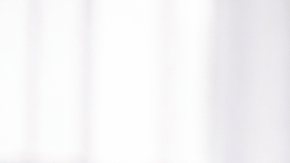 Persona con dolor abdominal sosteniéndose el estómago por síndrome del intestino irritable