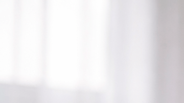 Persona con dolor abdominal sosteniéndose el estómago por síndrome del intestino irritable